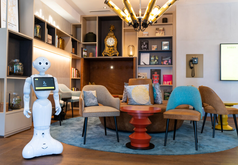 Humanoider Roboter Pepper an der Rezeption im Hotel Opera